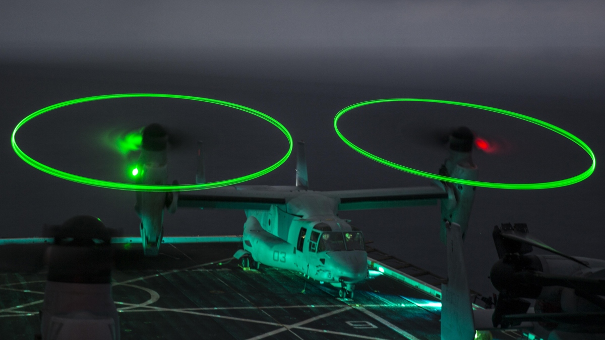 “Chim ưng biển” V-22 Osprey diễn tập cất/hạ cánh trong đêm